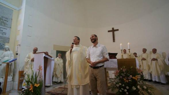 Il Vicario patriarcale latino padre David (un padre gesuita israeliano) e Benedetto (a destra) durante una funzione liturgica.